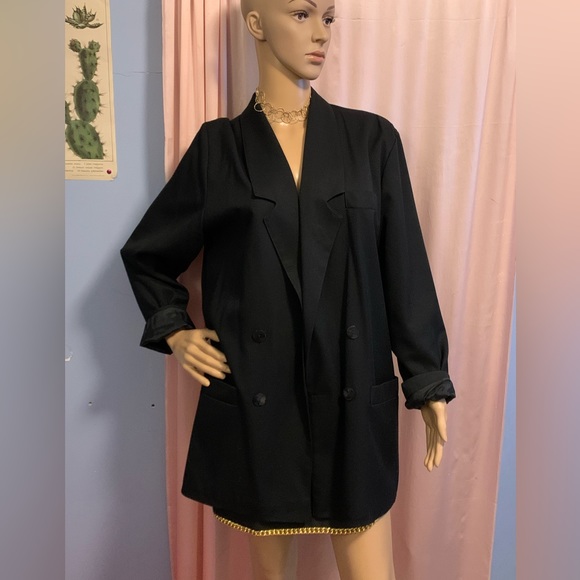 This retro miniskirt with gold chain hem detail~totally fashion forward style - Picture 8 of 12